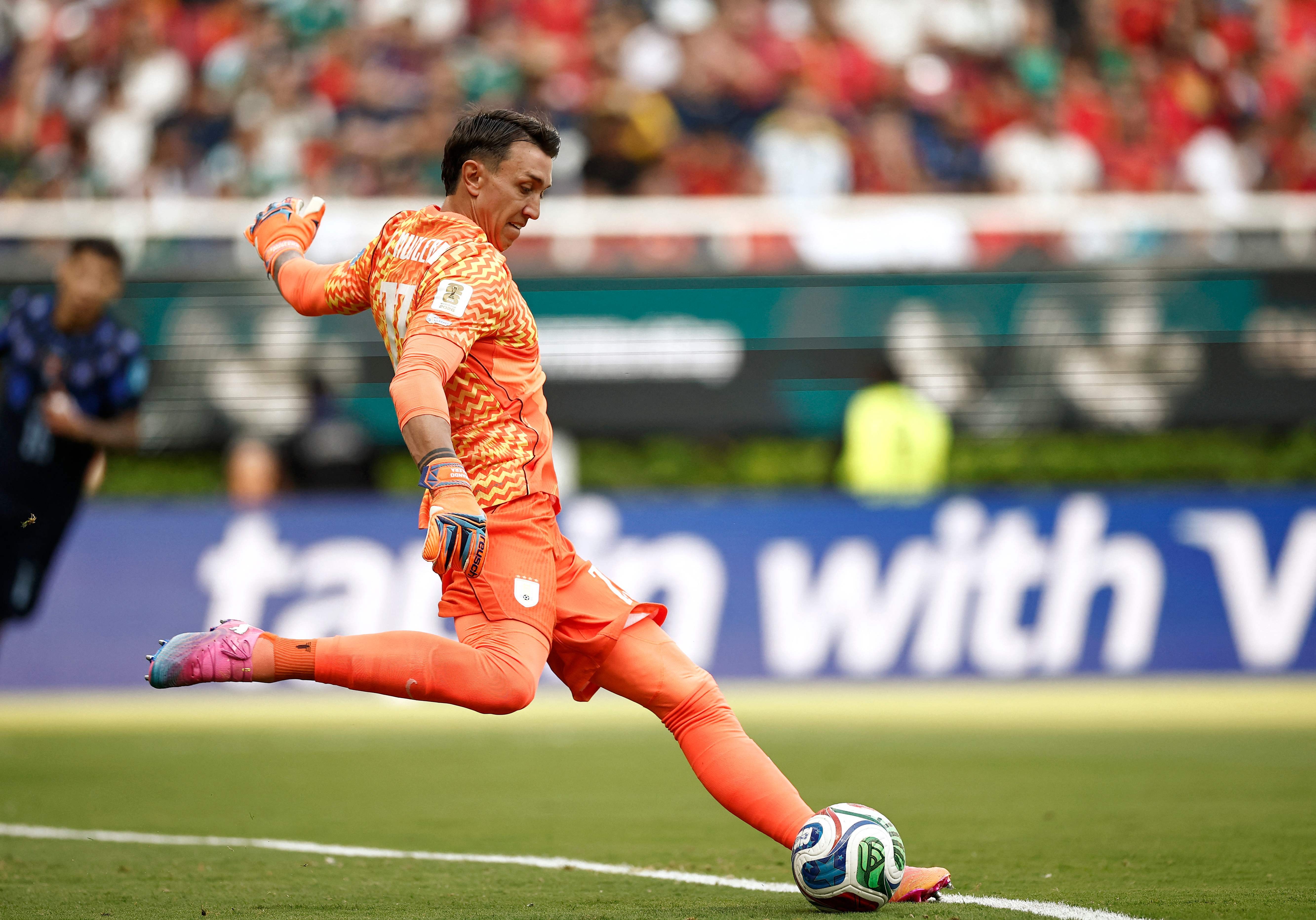 Goleiro do Uruguai, Muslera amplia recorde e chega a cinco erros que terminaram em gol, diz Opta