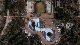 Vista aérea mostra a piscina vazia de um hotel completamente abandonado e saqueado em Isla Margarita, na Venezuela — Foto: Juan Barreto / AFP