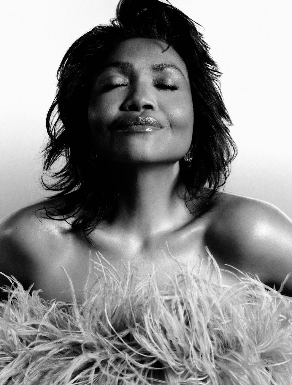 Gaby com bolsa de plumas Ferragamo — Foto: Mateus Augusto Rubim