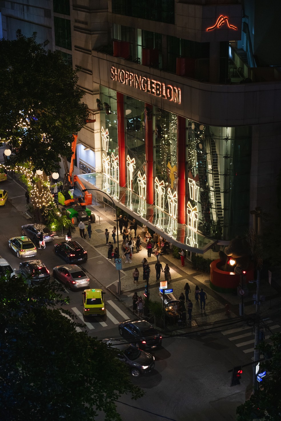 Shopping Leblon facade illuminated at night — Photo: Disclosure/Shopping Leblon