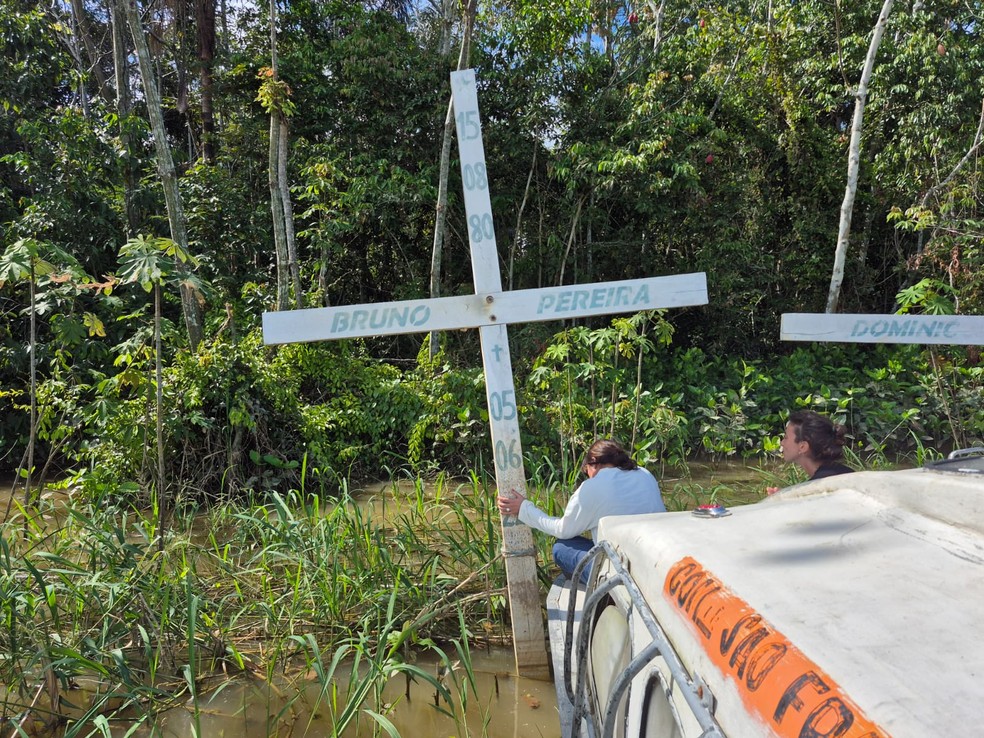 Viúva de Bruno Pereira visita cruzes que marcam local da morte de indigenista e do jornalista Dom Phillips — Foto: Daniel Biasetto