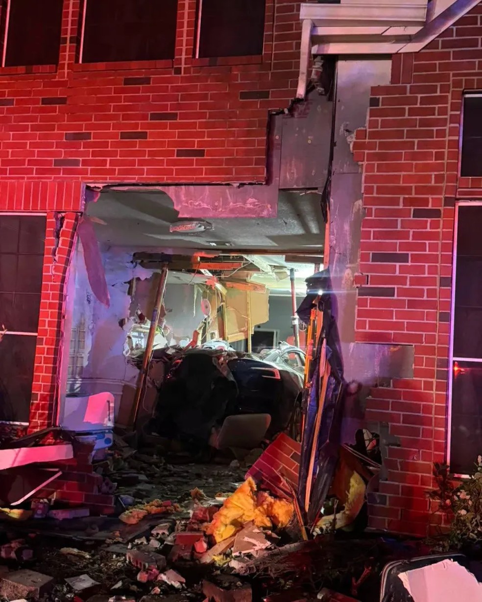 Falha em 'piloto automático' faz Tesla invadir casa em alta velocidade e matar mulher de 76 anos nos EUA, diz motorista — Foto: Reprodução: Facebook