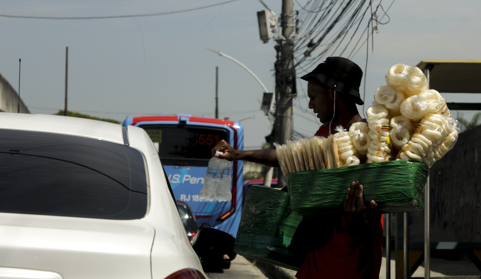 Ambulante vende água e também biscoitos em ruas da Zona Norte  — Foto: Gabriel de Paiva