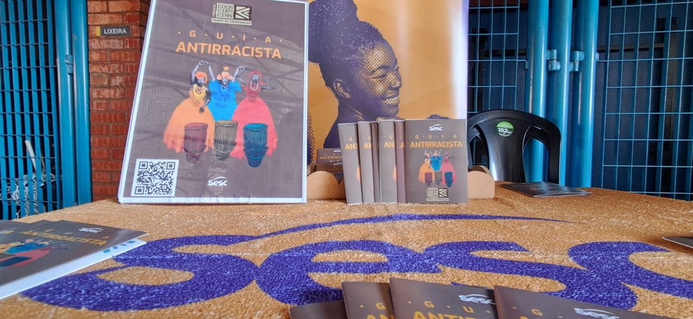 Guia antirracista foi distribuído para quem esteve presente no Sesc Nova Iguaçu — Foto: Rafael Timileyi Lopes