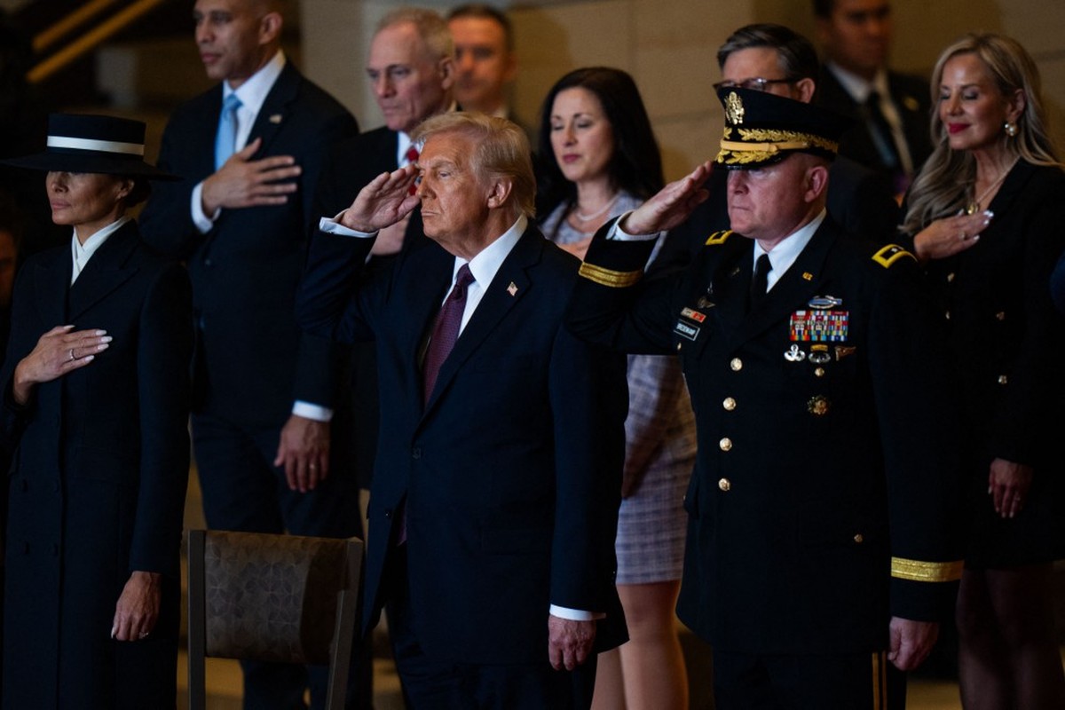 Trump diz que ordenará retirar a 'ideologia transgênero' do exército dos EUA