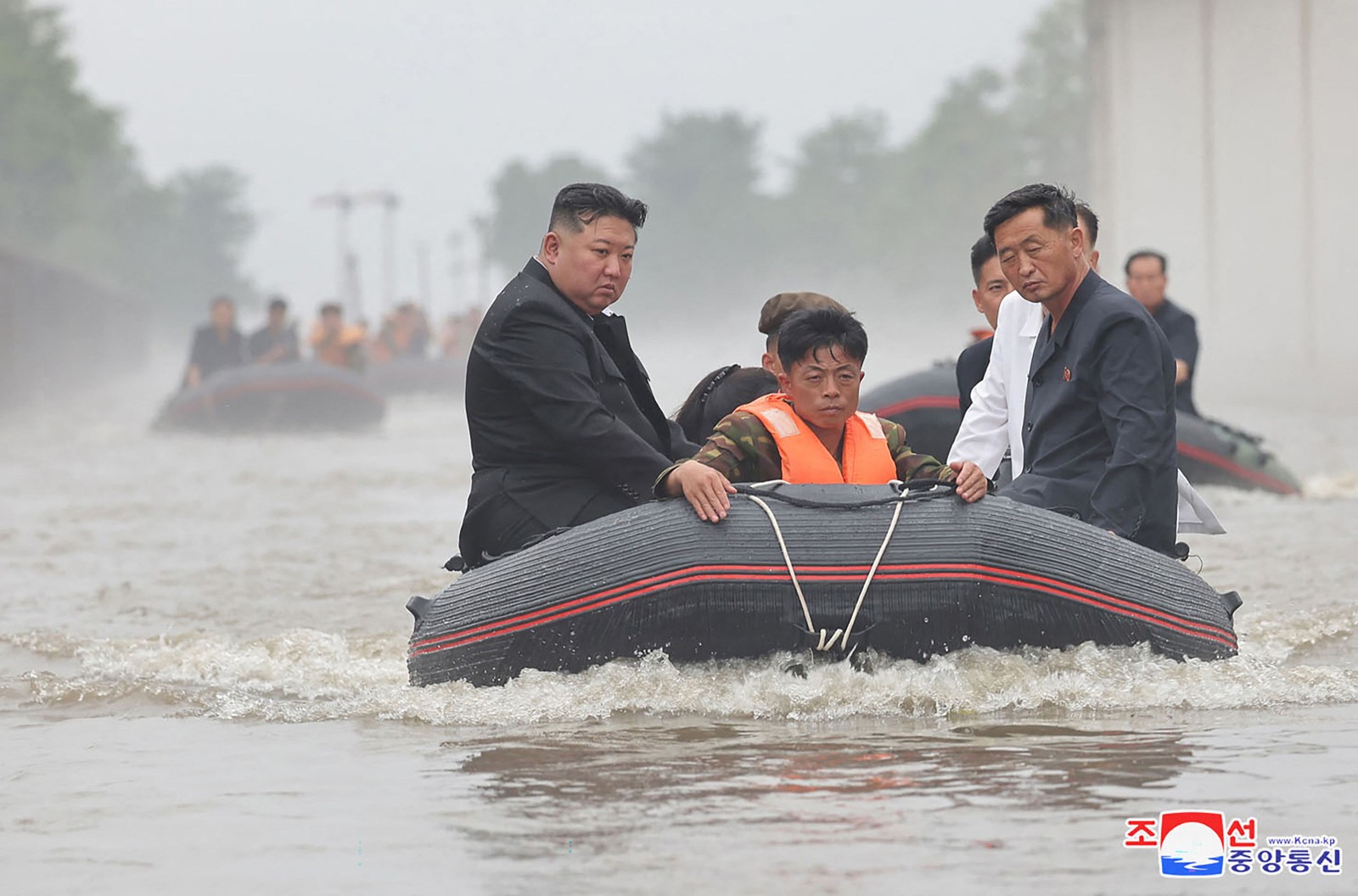 Kim Jong un enfrenta enchentes de boteapóstermais na coreia do nore norte - foto: kcna/afp