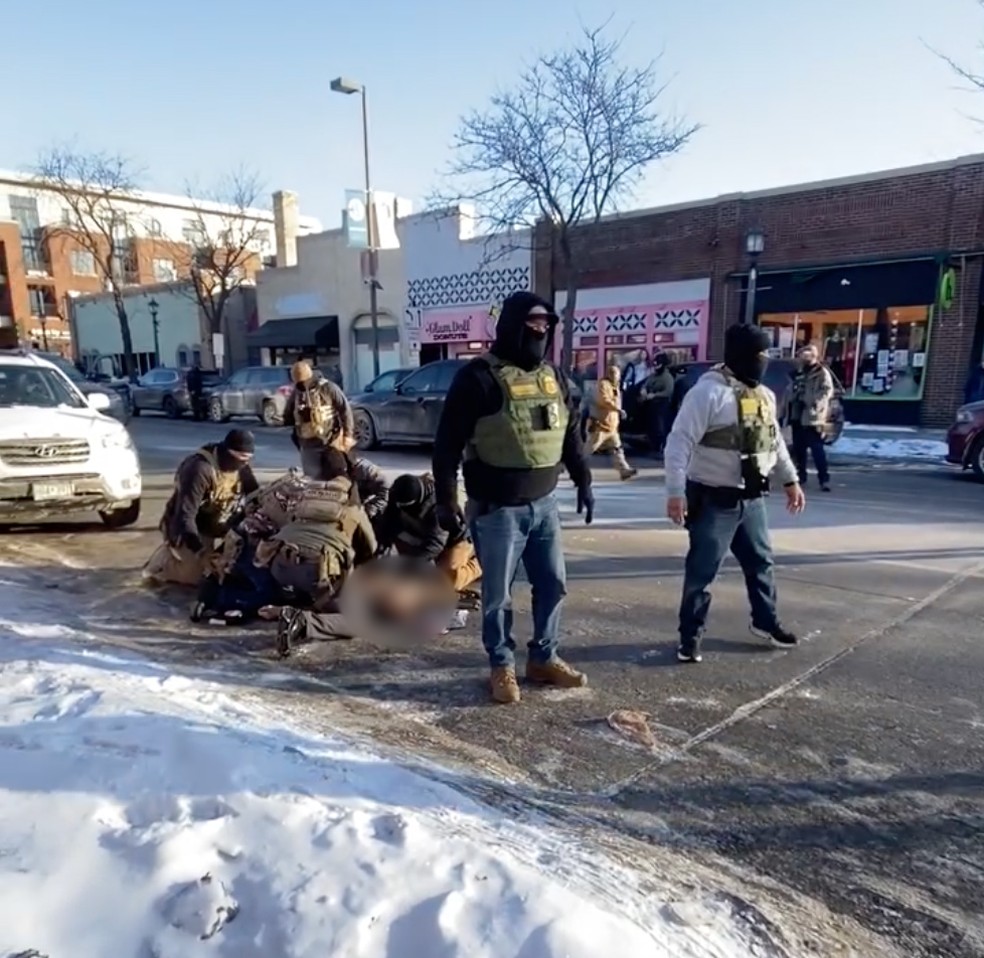 Agentes da Patrulha de Fronteira mexem no corpo de Alex Pretti após disparos — Foto: Reprodução/Redes sociais