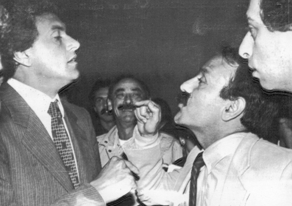 Caiado discute com petista Luis Eduardo Greenhalgh, então vice-prefeito de São Paulo, após debate — Foto: Antonio Moura/Agência O GLOBO