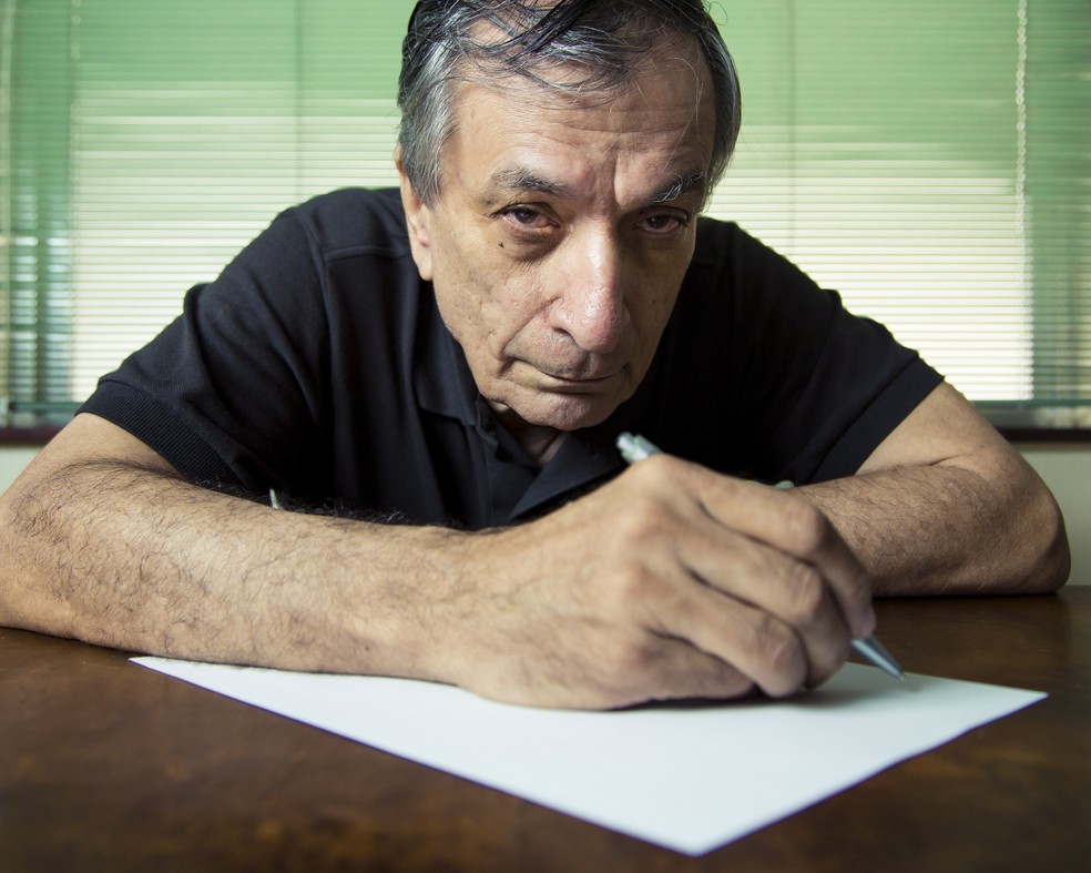 O escritor Antonio Cicero, em 2017 — Foto: Léo Martins/Agência O Globo