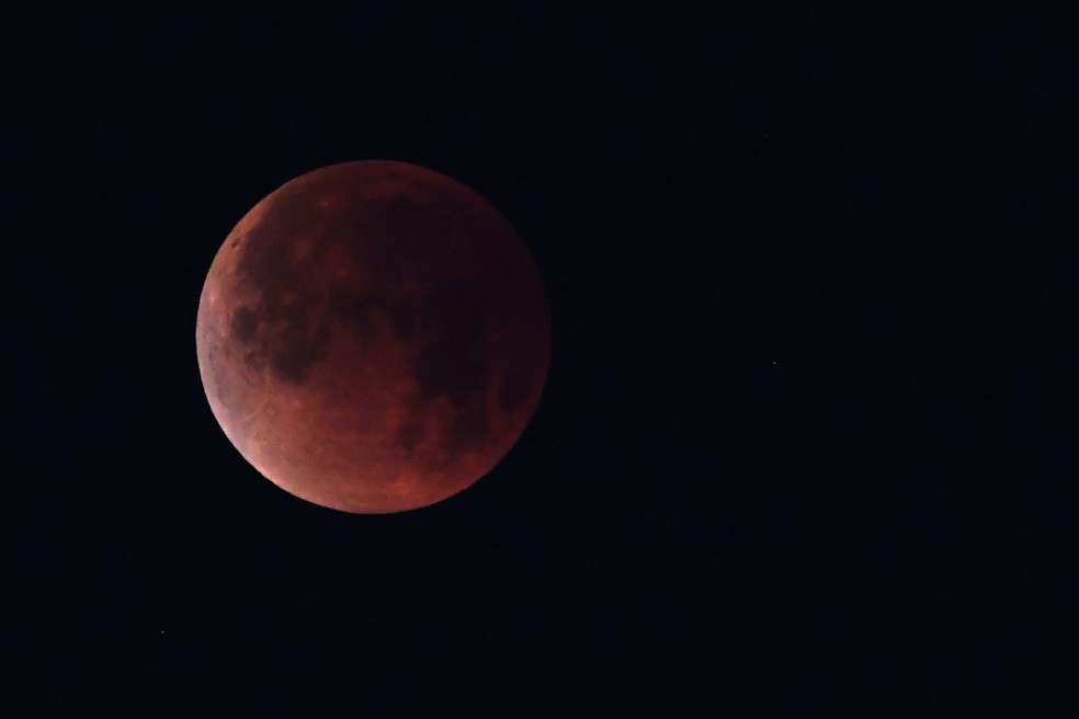 Foto mostra uma Lua de Sangue, em 2018 — Foto: Robyn Beck/AFP