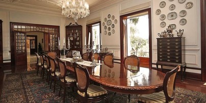 A sala de jantar do imóvel. O gerente-geral da imobiliária no Rio pretende vendê-lo até o primeiro semestre de 2020  — Foto: Divulgação
