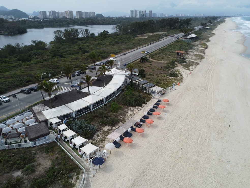 Quiosque avança sobre a faixa de areia na Praia da Reserva (Ilha 1) — Foto: Custódio Coimbra