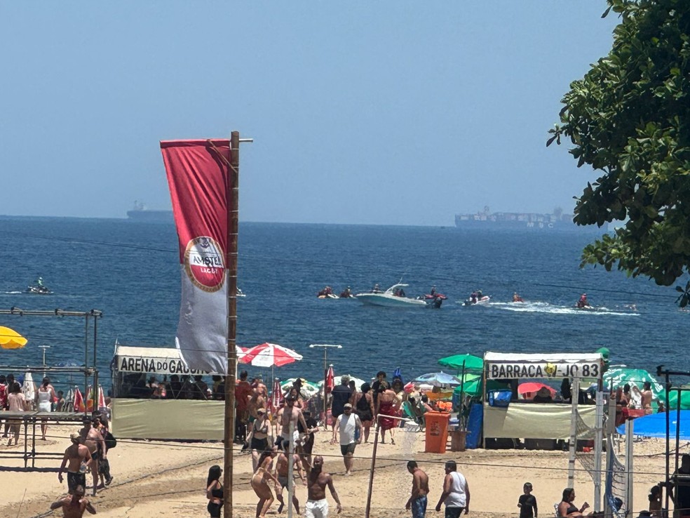 Banhistas acompanham a movimentação no mar — Foto: Paulo Celso Pereira/Agência O Globo