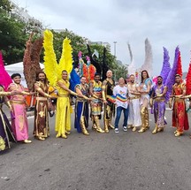 Grupo Anjos da Diversidade, from São Gonçalo, Rio's metropolitan area, poses for a photo with Ernán Pereira, Supervisor of LGBT Public Policy at SEDSODH - State Secretariat for Social Development and Human Rights - Photo: Walter Farias