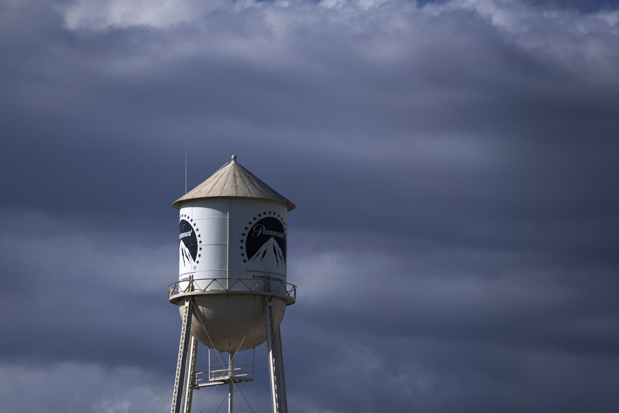 Torre de água com o símbolo da Paramount no Paramount Studios, em Los Angeles