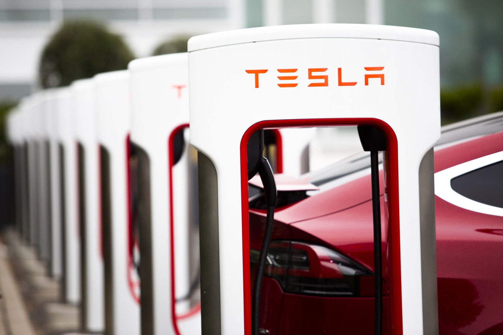 Uma estação Tesla Supercharger na Califórnia. — Foto: Nina Riggio/Bloomberg