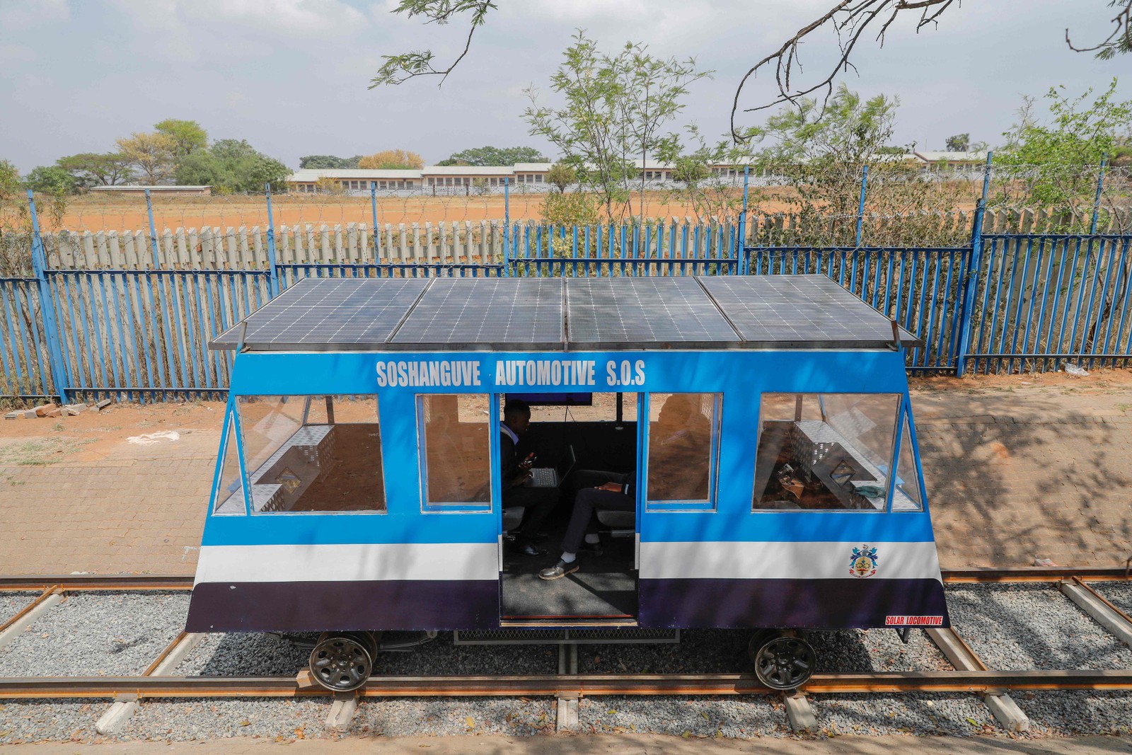 Trem movido a energia solar construído por estudantes da escola técnica Soshanguve, em Soshanguve, nos subúrbios do norte de Pretória, na África do Sul — Foto: Phill Magakoe / AFP