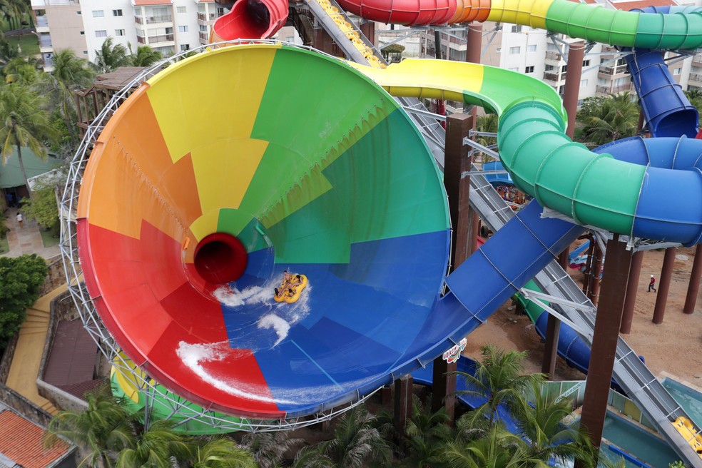 Um dos brinquedos mais radicais do Beach Park, parque aquático em Aquiraz, nos arredores de Fortaleza, Ceará — Foto: Márcio Alves / Agência O Globo