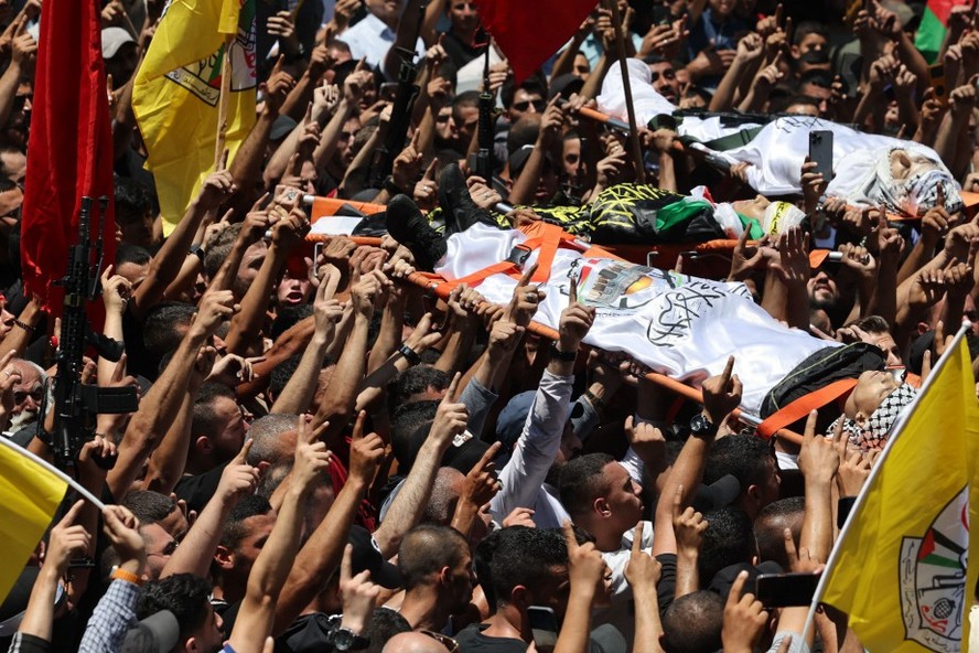 Multidão de palestinos participa de enterros de vítimas mortas durante ataques de Israel