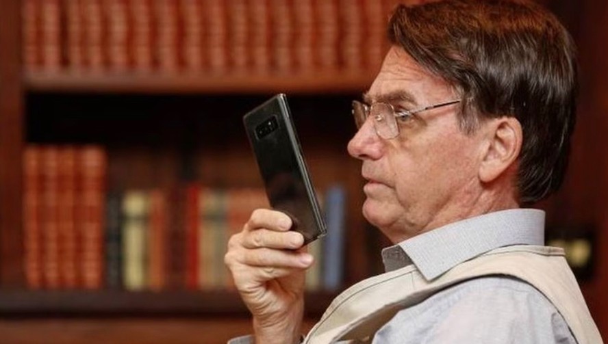 Jair Bolsonaro no celular quando ainda era presidente