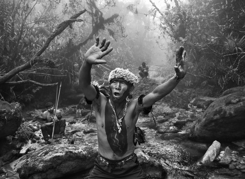 Xamã Yanomami em ritual durante a subida para o Pico da Neblina. Estado do Amazonas, Brasil, 2014 — Foto: Sebastião Salgado