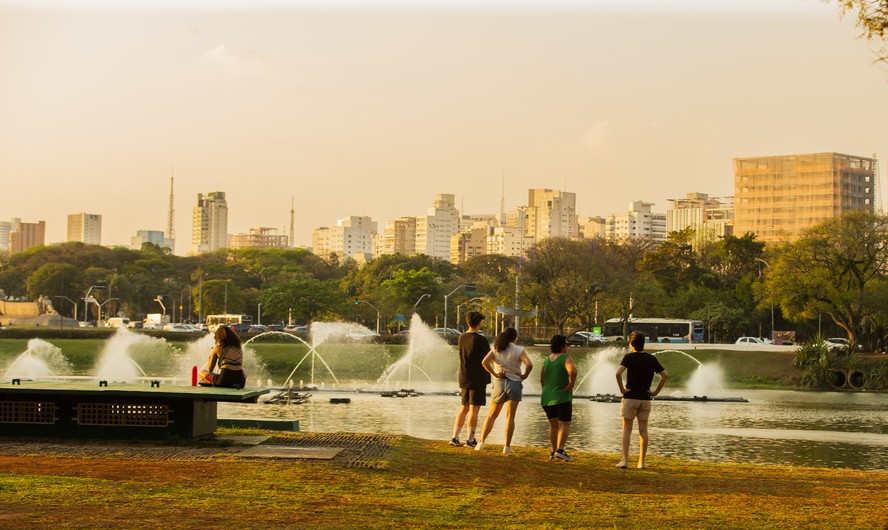 Paulistanos no Parque Ibirapuera, durante onda de calor