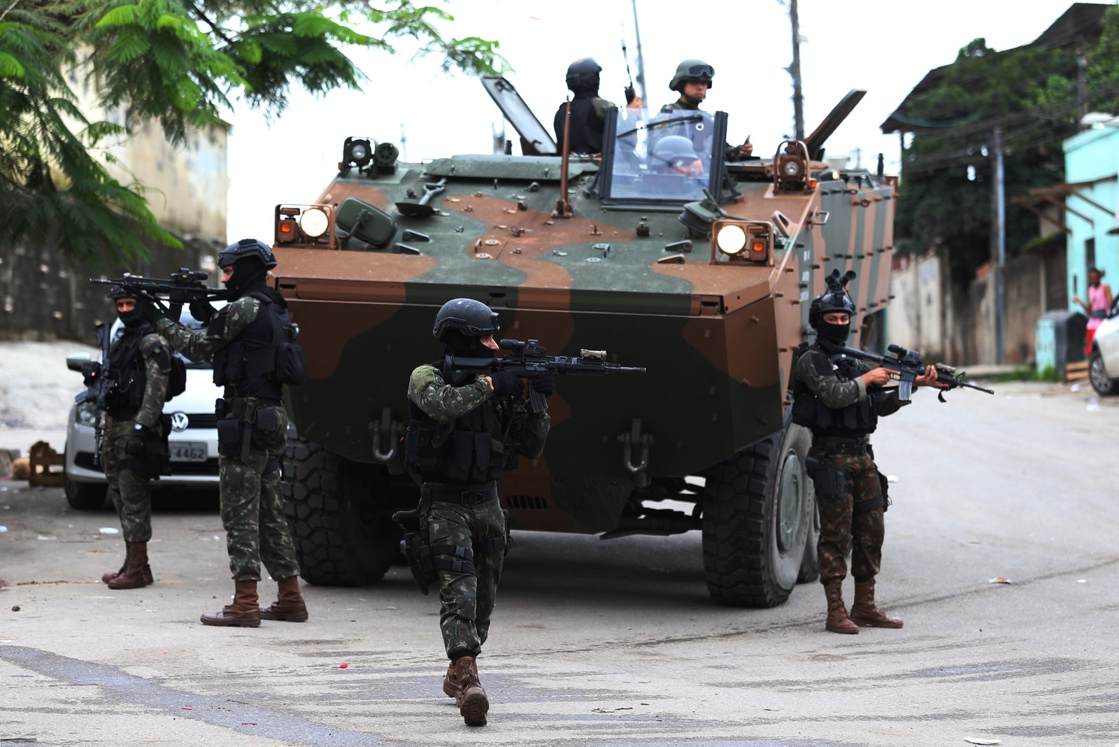 Operação das forças militares no Complexo do Salgueiro — Foto: Fabiano Rocha / Agência O Globo