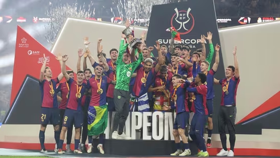 Barcelona comemora título da Supercopa da Espanha, em fevereiro, sobre o Real Madrid, que, agora, se opõe à realização de partidas fora do continente — Foto: AFP