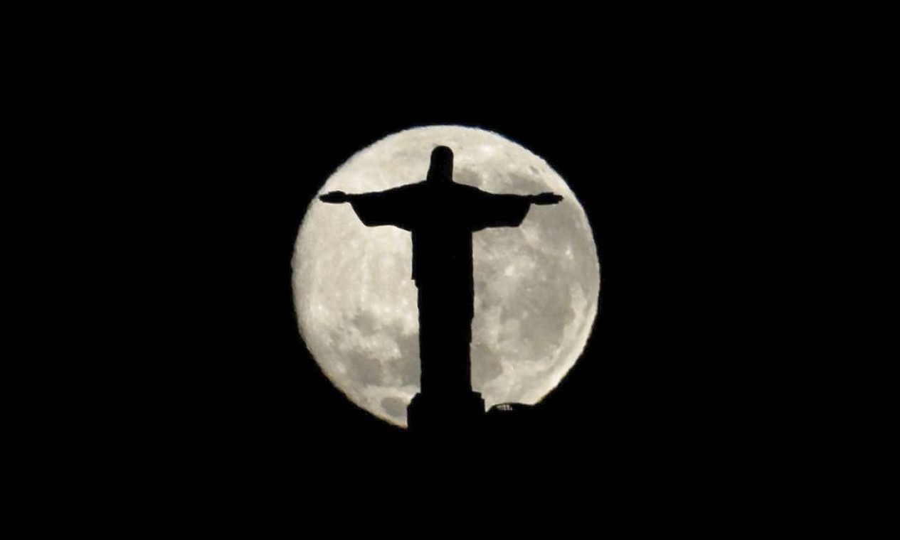 Silhueta do Cristo Redentor é vista 'dentro' da lua  — Foto: Custodio Coimbra / Agência O Globo