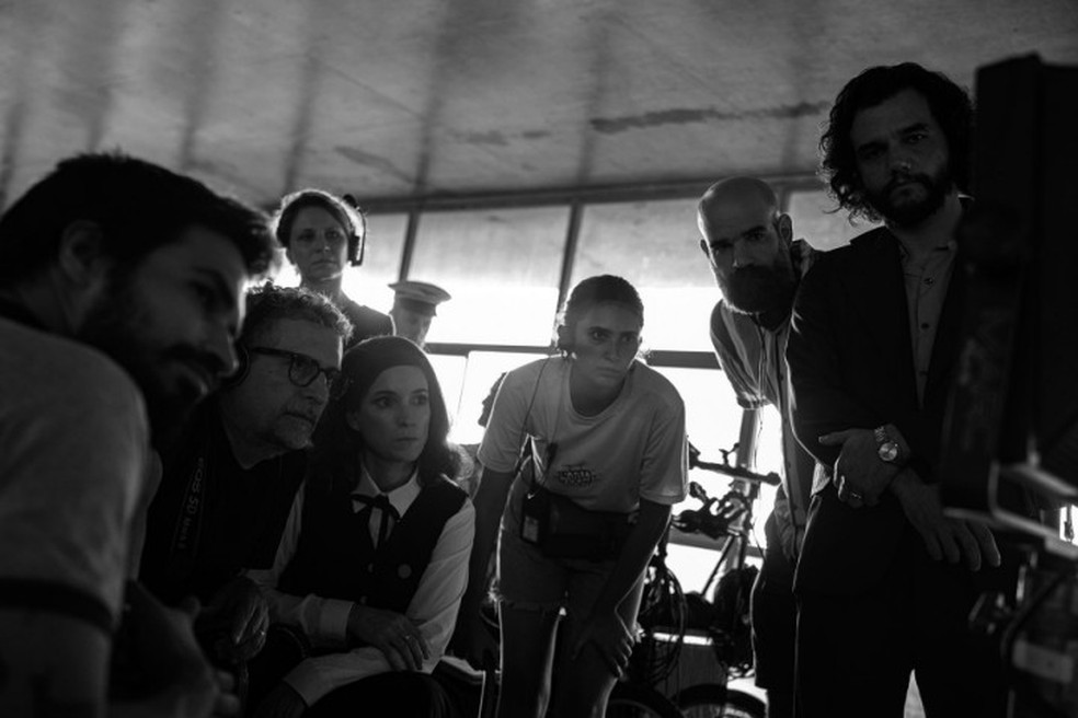 Kleber Mendonça Filho com Wagner Moura e equipe no set de'O agente secreto' — Foto: Divulgação/Victor Jucá