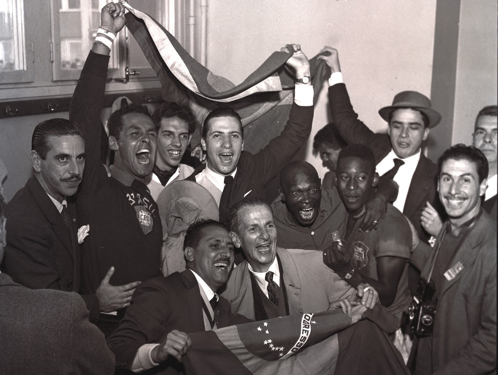 Os campeões brasileiros posam para foto no vestiário após a final contra a Suécia, em 1958 — Foto: Indaiassu Leite / Agência O Globo