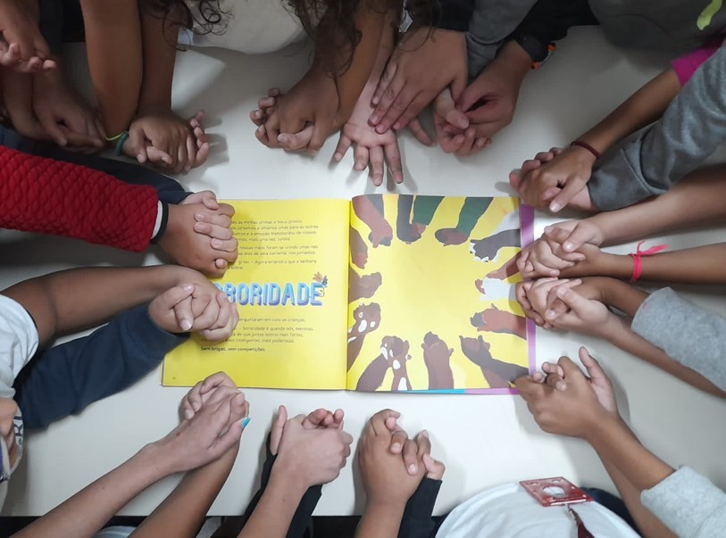 Famílias brasileiras falham em estimular filhos; estudo da OCDE revela o porquê