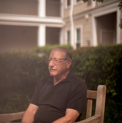 Barry Heitin, um advogado aposentado de 76 anos que foi vítima de um sofisticado golpe online, em seu prédio de apartamentos em Arlington, Virgínia, em 18 de julho de 2024 — Foto: Hailey Sadler/The New York Times