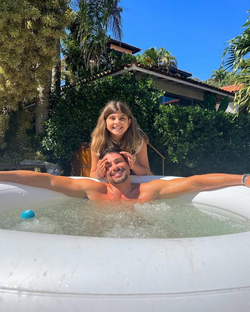 Cauã Reymond e a filha, Sofia, na mansão do ator — Foto: Reprodução/Instagram