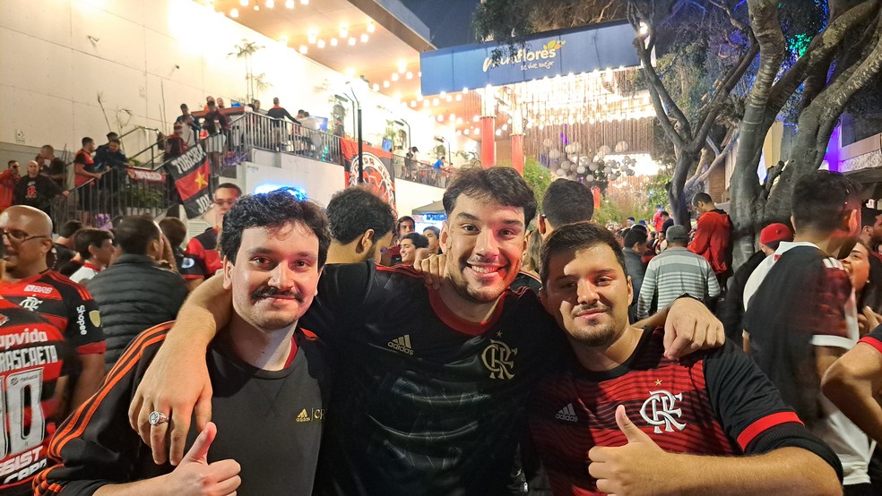 Tiago, Lucas e Gabriel, torcedores do Flamengo na final da Libertadores — Foto: Davi Ferreira