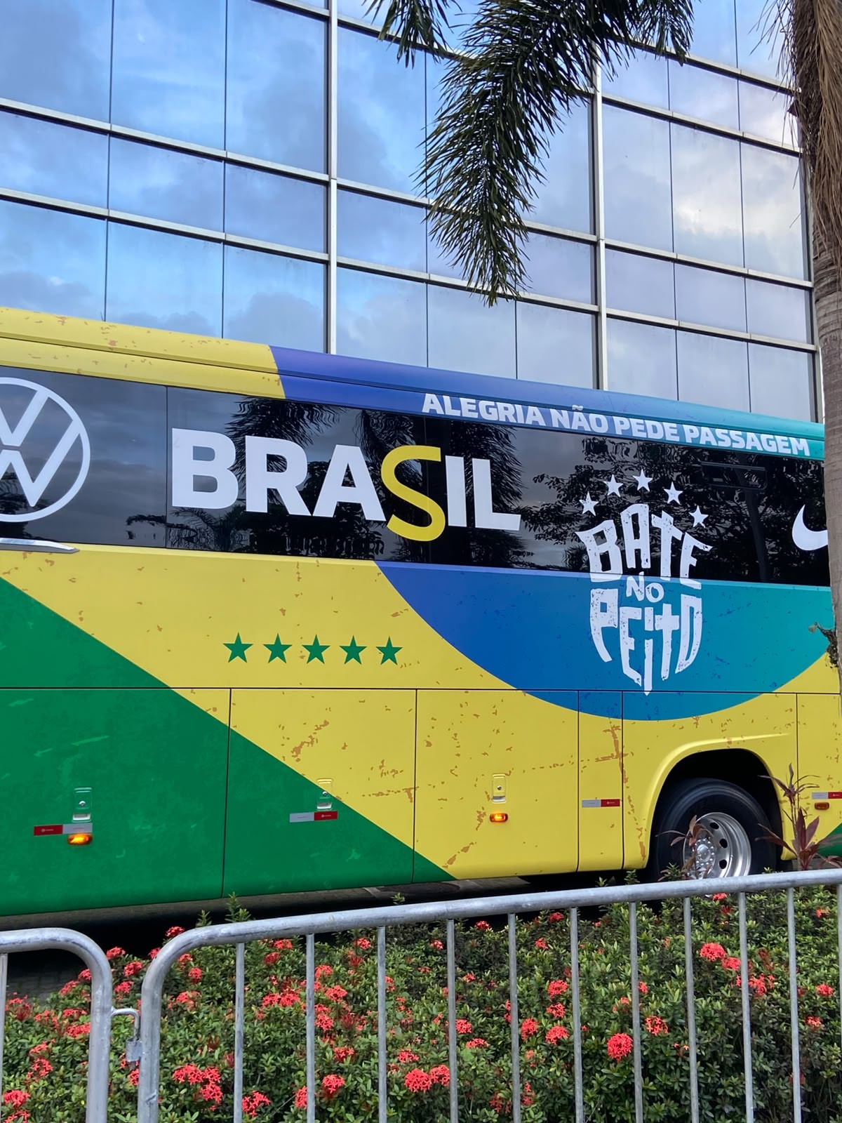 Antes do embarque para os EUA, seleção circula pelo Rio em ônibus personalizado; veja fotos