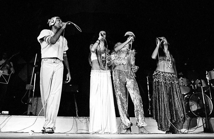 Entre Gil, Caetano e Gal, na estréia do show "Os doces bárbaros", no Canecão, em 1976 — Foto: ntonio Ney