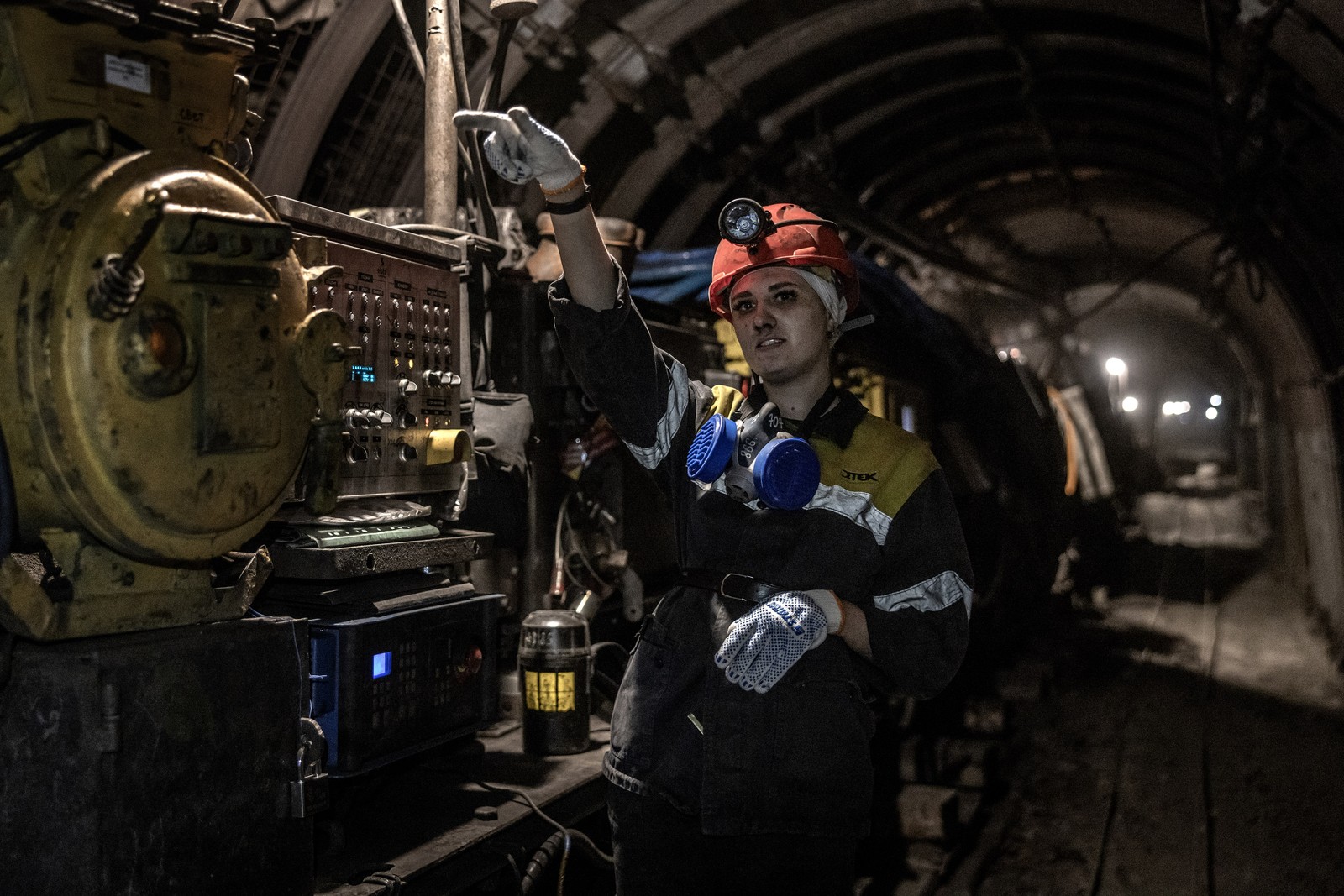 Karina Yatsina, operadora de máquina subterrânea em seu quinto dia de trabalho em uma mina de carvão perto da cidade de Pavlograd, na região de Dnipro, no leste da Ucrânia — Foto: Finbarr O'Reilly/The New York Times