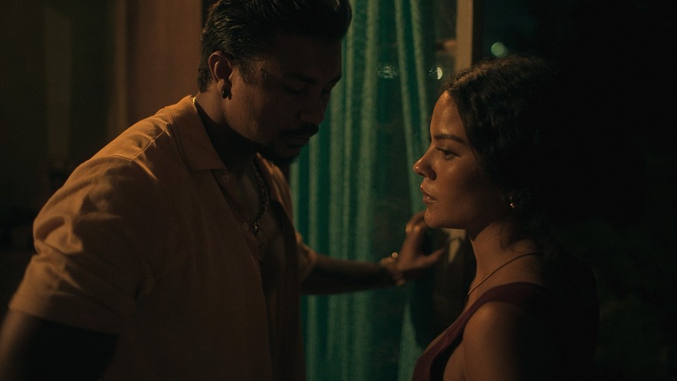 Xamã e Bella Campos em cena de "Cinco tipos de medo" — Foto: Divulgação