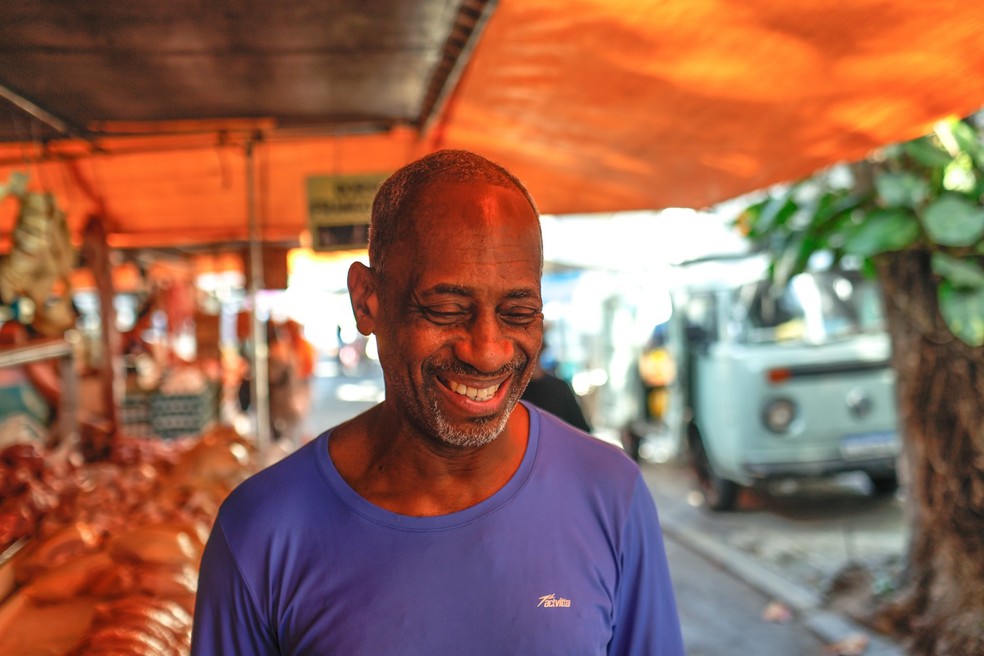 Romildo Sabino, de 74 anos, frequenta mais a feira na Tijuca, na Zona Norte do Rio, para comprar frutas, legumes e carne com mais qualidade e preços mais baixos — Foto: Gabriel Paiva
