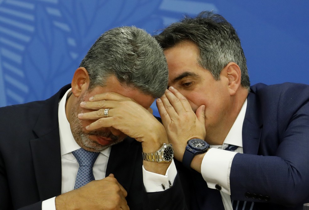 O presidente da Câmara, Arthur Lira (PP-AL) e o ministro da Casa Civil, Ciro Nogueira, aliados de Bolsonaro na busca de uma saída para a alta dos combustíveis — Foto: Cristiano Mariz