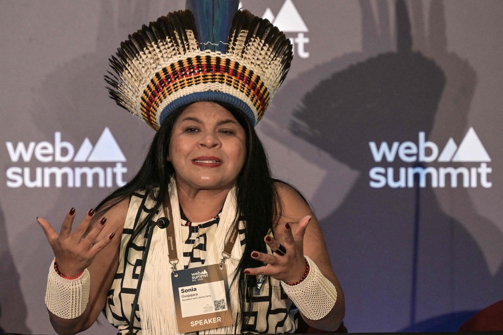 Sonia Guajajara speaks to journalists after participating in a panel at the Web Summit Rio 2026 — Photo: Disclosure