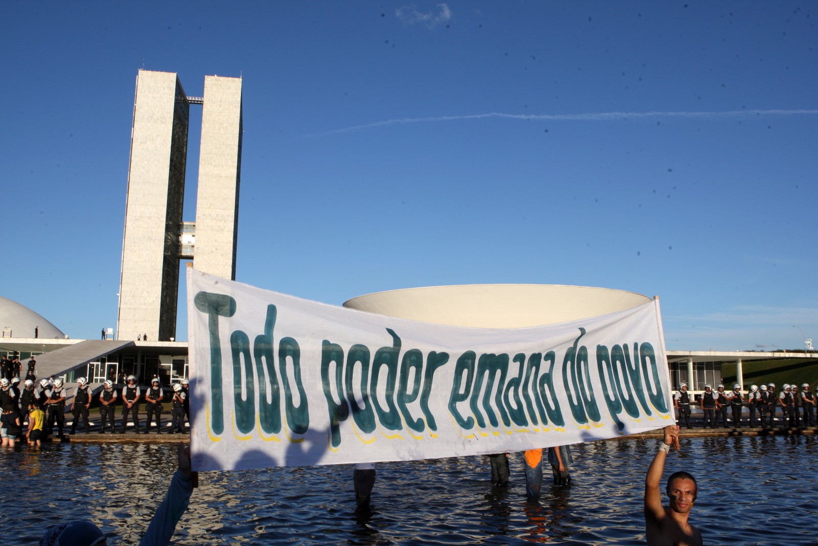 Manifestação em frente ao Congresso Nacional, em 26 de junho de 2013.  — Foto: André Coelho