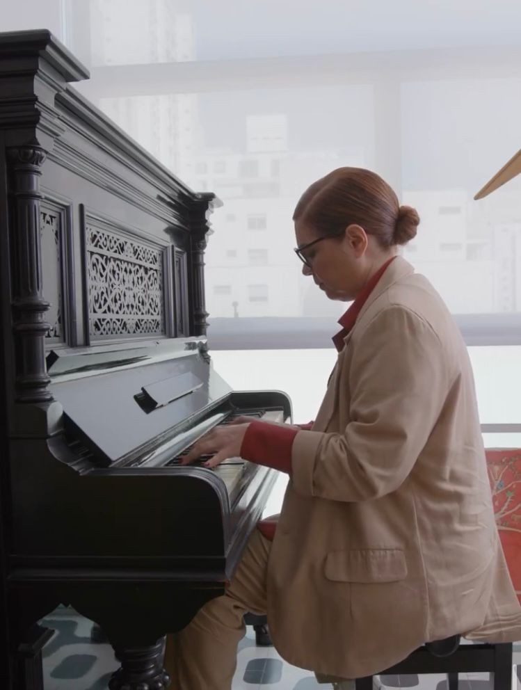 Isabel Teixeira toca piano na sala de sua casa, em São Paulo — Foto: Reprodução/Instagram