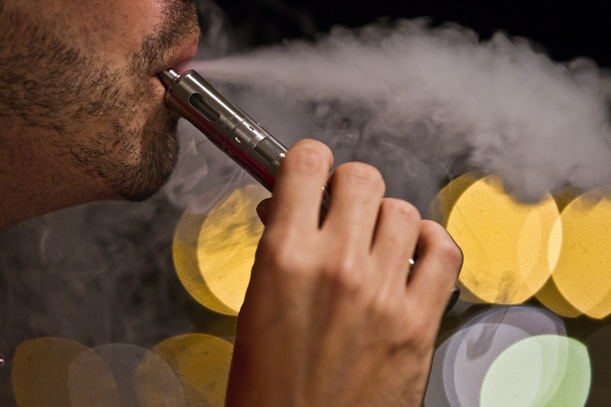 O vape é um dispositivo eletrônico para fumar que simula o tabagismo, um aparelho eletrônico baseado na vaporização