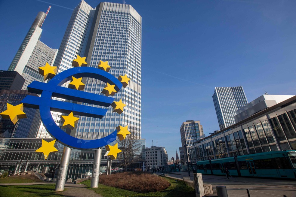 Símbolo do euro em frente á antiga sede do Banco Central Europeu, em Frankfurt — Foto: ANDRE PAIN/AFP