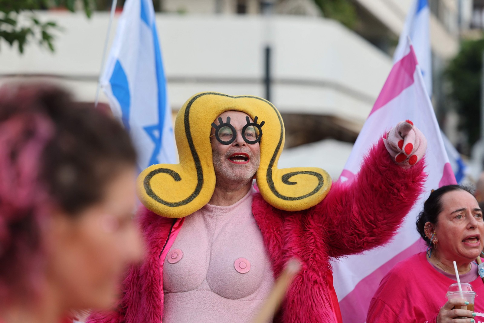 Um manifestante fantasiado participa de uma manifestação contra o plano de revisão judicial do governo israelense em Tel Aviv — Foto: Jack Guez/AFP