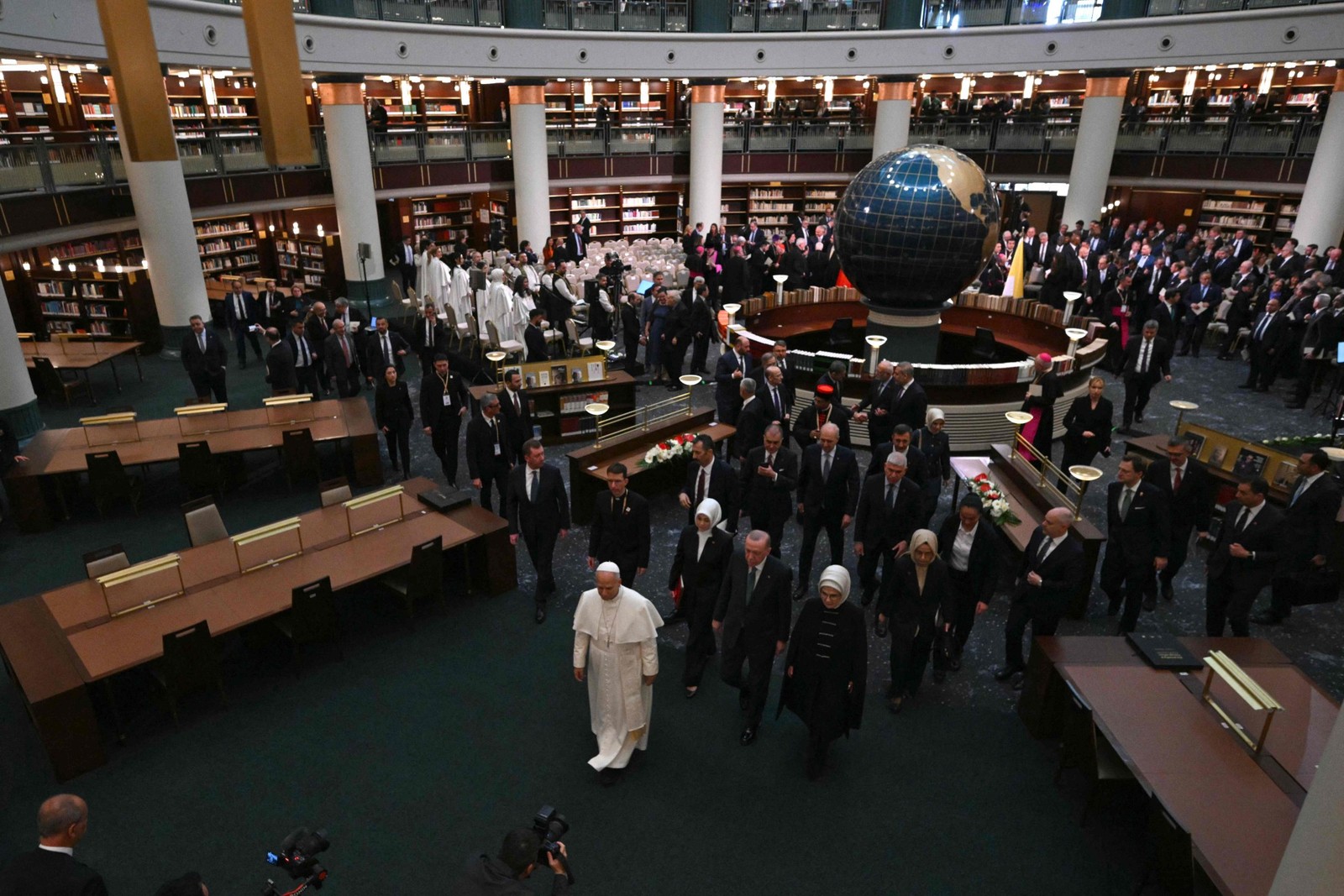 O Papa Leão XIV chegou à Turquia, dando início à sua primeira viagem internacional desde que assumiu o comando da Igreja Católica. — Foto: Andreas SOLARO / AFP