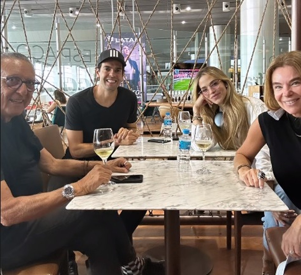Kaká e Galvão Bueno ao lado das mulheres no aeroporto a caminho do casamento de Ronaldo — Foto: Divulgação