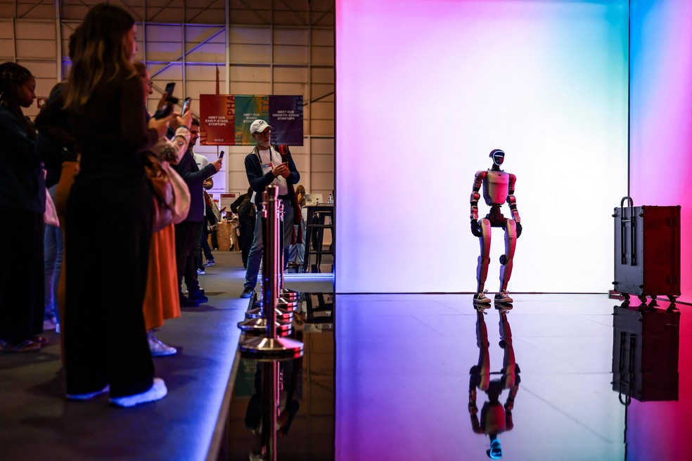 Na pista, pronto para performar: robô da Unitree se prepara para um número de dança no Web Summit, em Lisboa — Foto: Patricia de Melo Moreira/AFP